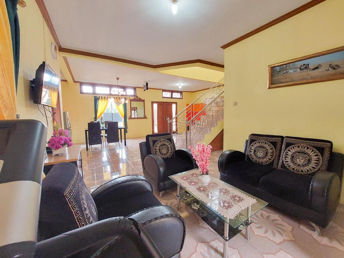 Villa Samsu By Puncak Holiday Cianjur Buitenkant foto